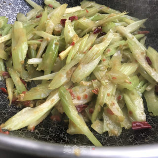 蒜蓉辣椒炒西芹的做法步骤：8