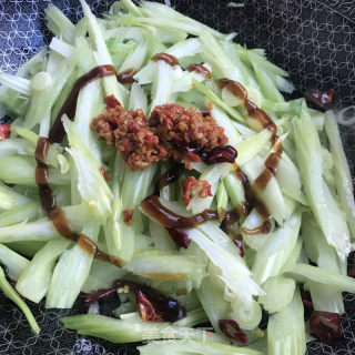 蒜蓉辣椒炒西芹的做法步骤：7