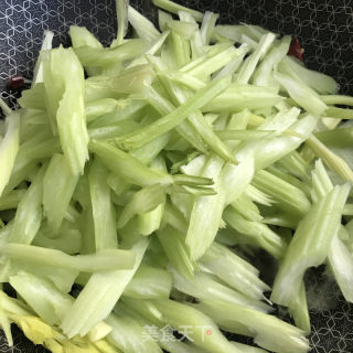 蒜蓉辣椒炒西芹的做法步骤：6