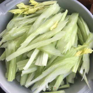 蒜蓉辣椒炒西芹的做法步骤：3