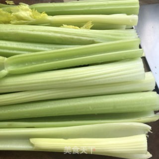 蒜蓉辣椒炒西芹的做法步骤：1