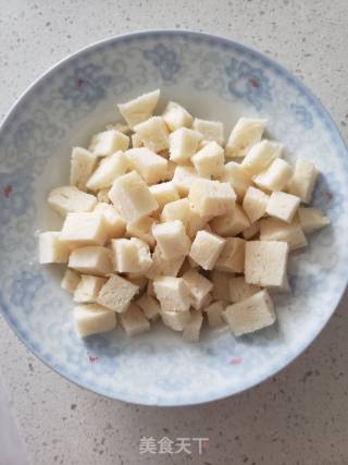 生菜火腿肠炒馒头的做法步骤：1