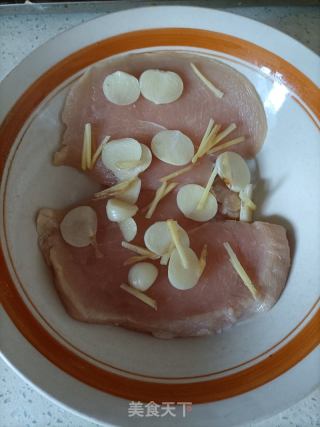 香煎鸡胸肉的做法步骤：3