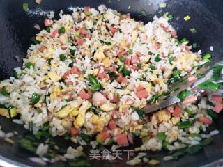 蒜苗鸡蛋火腿肠炒米的做法步骤：7