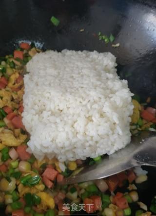 蒜苗鸡蛋火腿肠炒米的做法步骤：6