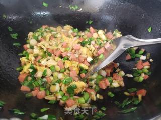 蒜苗鸡蛋火腿肠炒米的做法步骤：5