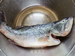 砂锅焗鲈鱼的做法步骤：1