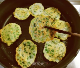韭菜鸡蛋饼的做法步骤：12