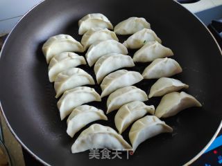 包菜鲜肉煎饺的做法步骤：11