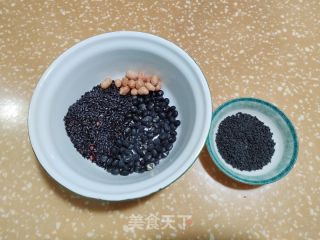三黑米糊的做法步骤：1