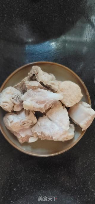 莲子百合排骨汤的做法步骤：2