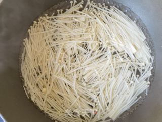 金针菇木耳拌虾仁的做法步骤：3