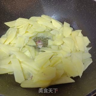 泡菜炒土豆片的做法步骤：3