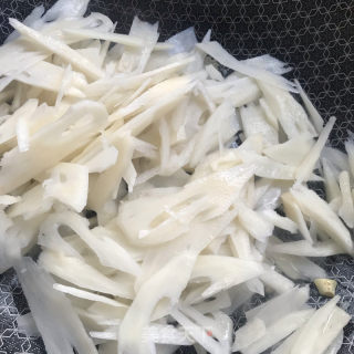 辣酱炒藕片的做法步骤：5