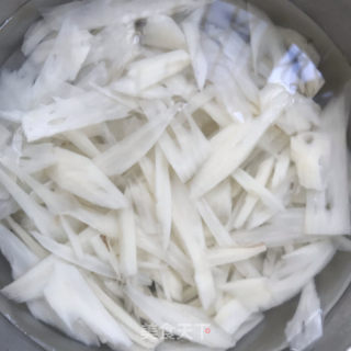 辣酱炒藕片的做法步骤：2