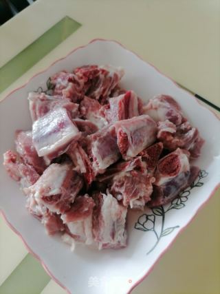 土豆烧排骨的做法步骤：1