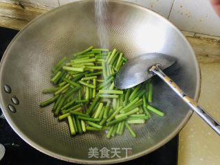 蒜苔炒鸡蛋的做法步骤：6