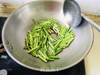 蒜苔炒鸡蛋的做法步骤：5