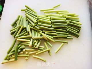 蒜苔炒鸡蛋的做法步骤：1
