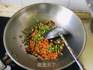 五彩炒饭的做法步骤：3