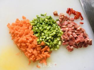 五彩炒饭的做法步骤：1