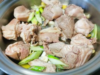 红烧羊肉的做法步骤：2