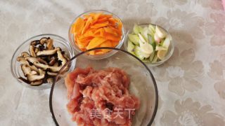 胡萝卜炒肉的做法步骤：1