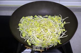 素炒辣椒黄豆芽的做法步骤：3