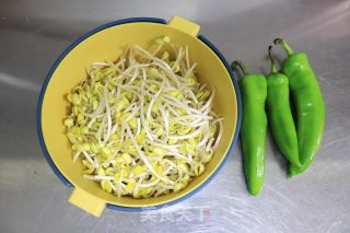 素炒辣椒黄豆芽的做法步骤：1