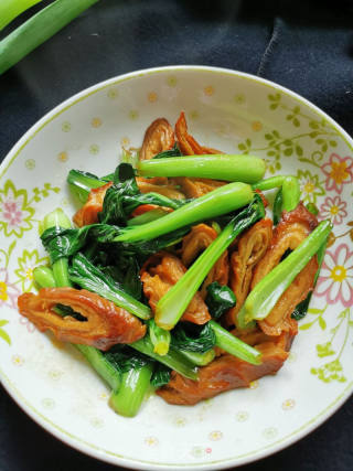 油菜炒大肠的做法步骤：8