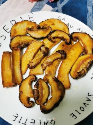 黄油煎松茸的做法步骤：8
