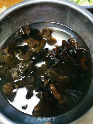 虾皮木耳炒西葫芦的做法步骤：3