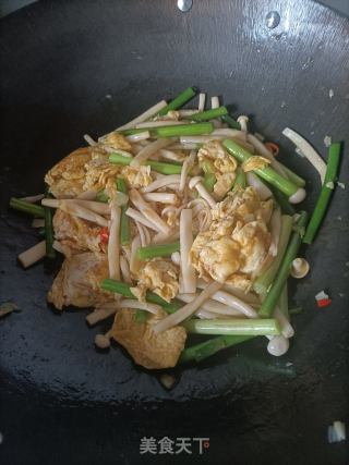 蒜苔白玉菇炒鸡蛋的做法步骤：14