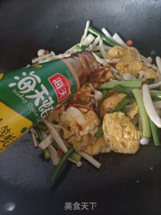 蒜苔白玉菇炒鸡蛋的做法步骤：13