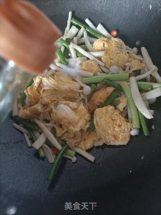 蒜苔白玉菇炒鸡蛋的做法步骤：12