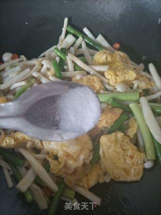 蒜苔白玉菇炒鸡蛋的做法步骤：11