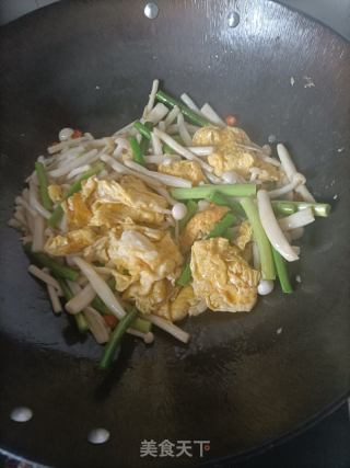蒜苔白玉菇炒鸡蛋的做法步骤：10