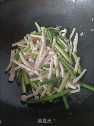 蒜苔白玉菇炒鸡蛋的做法步骤：9