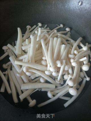蒜苔白玉菇炒鸡蛋的做法步骤：3