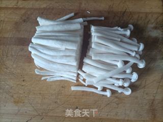 蒜苔白玉菇炒鸡蛋的做法步骤：2