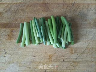蒜苔白玉菇炒鸡蛋的做法步骤：1