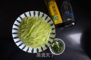 清炒莴笋丝的做法步骤：1