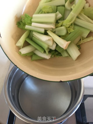 凉拌芹菜的做法步骤：4