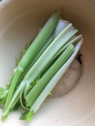 凉拌芹菜的做法步骤：1
