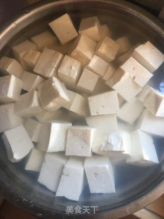 虾仁肉丸炖豆腐的做法步骤：1
