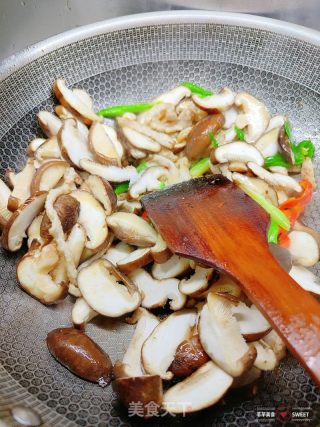 香菇炒肉的做法步骤：7
