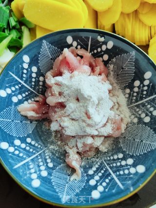 香菇炒肉的做法步骤：3