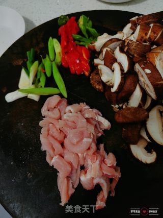 香菇炒肉的做法步骤：2