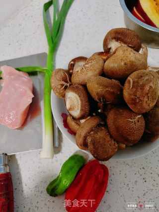 香菇炒肉的做法步骤：1