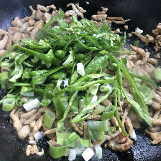 青椒炒肉的做法步骤：7